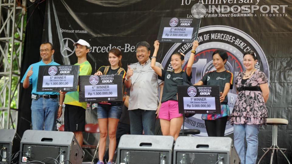 Juara kategori putri di atas 40 tahun Mercedes-Benz Club Indonesia 10K. Selain mendapatkan hadiah uang, pemenang juga mendapatkan hadiah one day service berupa pengalaman mengendarai mobil Mercedes-Benz selama satu hari.